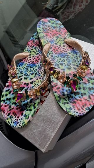 Infradito multicolor con pietre