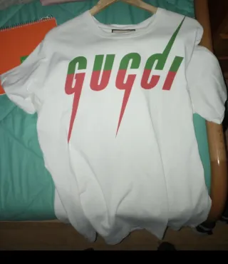 Camiseta Gucci desgastada