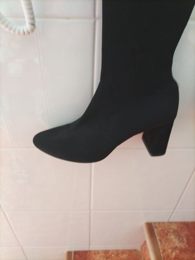 Botas altas negras tacón por encima de la rodilla