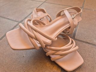 Sandalias tacón bajo beige
