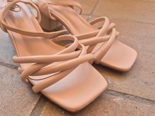 Sandalias tacón bajo beige