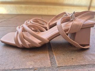 Sandalias tacón bajo beige