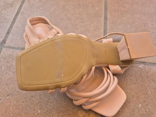 Sandalias tacón bajo beige