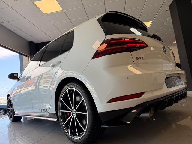 Volkswagen Golf GTI TCR Akrapovic 