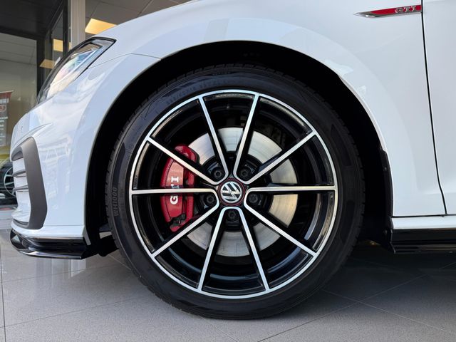 Volkswagen Golf GTI TCR Akrapovic 