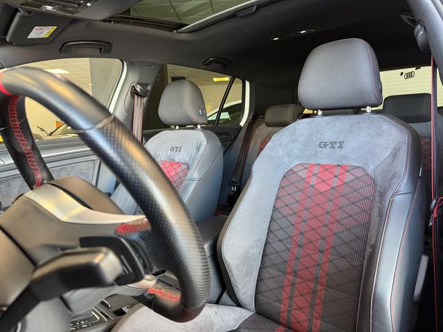 Volkswagen Golf GTI TCR Akrapovic 