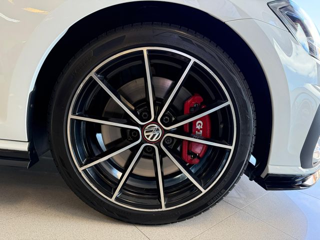Volkswagen Golf GTI TCR Akrapovic 
