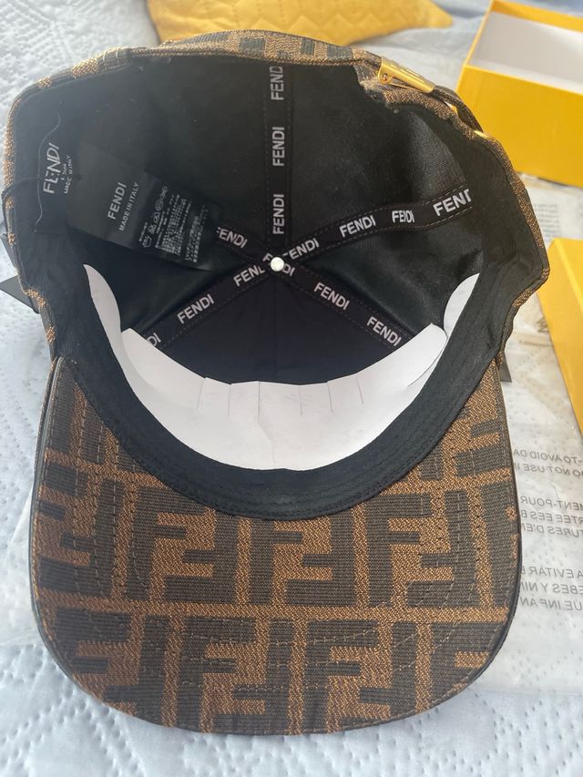 Gorra FENDI marrón
preciosa gorra Fendi!
Nueva