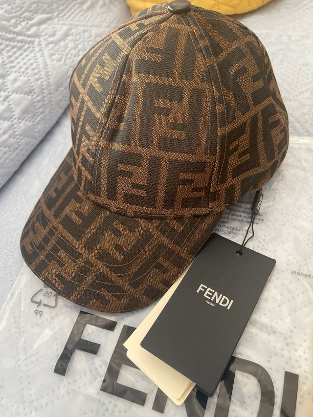 Gorra FENDI marrón
preciosa gorra Fendi!
Nueva
