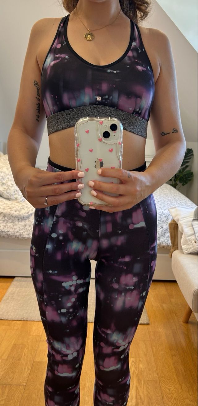 Conjunto deportivo morado y negro