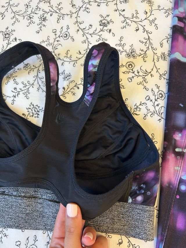 Conjunto deportivo morado y negro