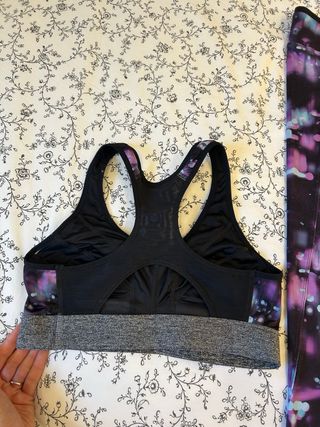 Conjunto deportivo morado y negro