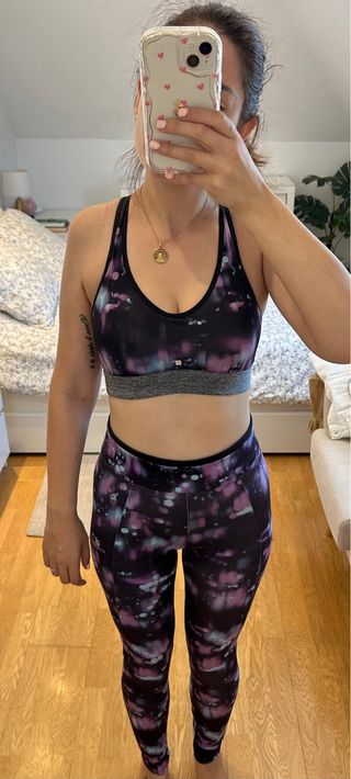 Conjunto deportivo morado y negro