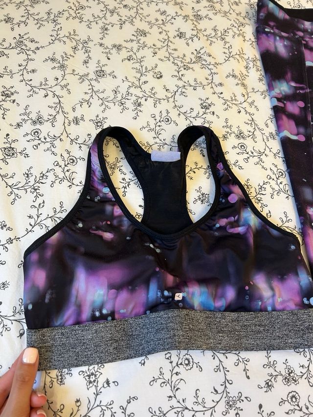 Conjunto deportivo morado y negro