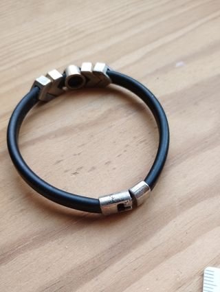 Pulsera negra y metálica goma y acero unisex