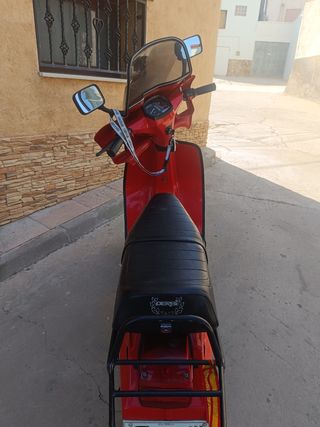 Scoot Derbi 75cc roja