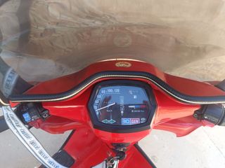 Scoot Derbi 75cc roja