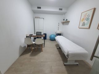 Despacho oficina: Camilla + material