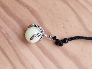 Colgante Collar de Garra Oscura con bola brillante