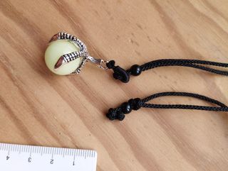 Colgante Collar de Garra Oscura con bola brillante
