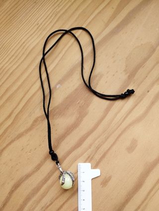 Colgante Collar de Garra Oscura con bola brillante