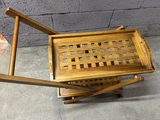 Carrito de madera marrón