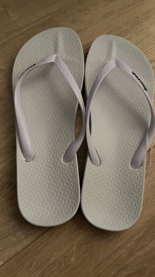 dos pares de chanclas ipanema sin estehar