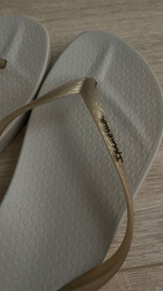 dos pares de chanclas ipanema sin estehar