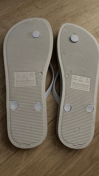 dos pares de chanclas ipanema sin estehar