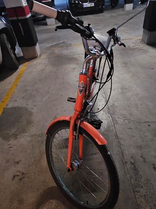 Bicicleta eléctrica marca Electra mujer color cora