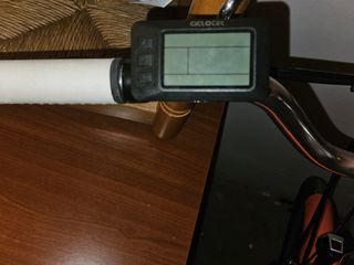 Bicicleta eléctrica marca Electra mujer color cora