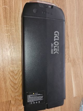 Bicicleta eléctrica marca Electra mujer color cora