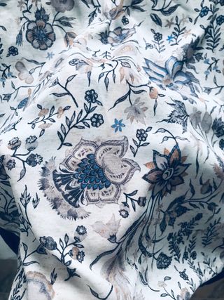 Blusa Stradivarius beige y azul