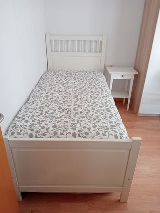 Conjunto de cama y mesita de noche Hemnes de IKEA.