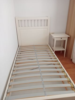 Conjunto de cama y mesita de noche Hemnes de IKEA.