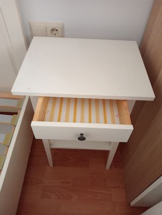 Conjunto de cama y mesita de noche Hemnes de IKEA.