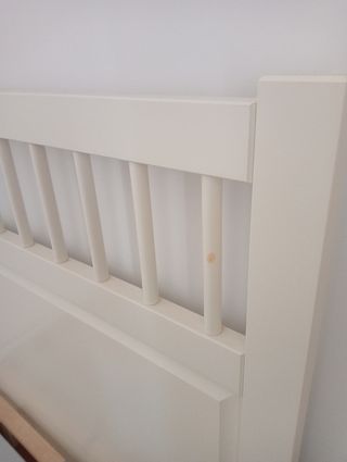 Conjunto de cama y mesita de noche Hemnes de IKEA.