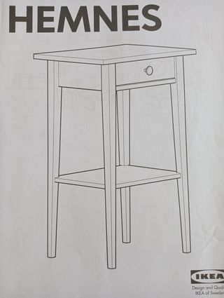 Conjunto de cama y mesita de noche Hemnes de IKEA.