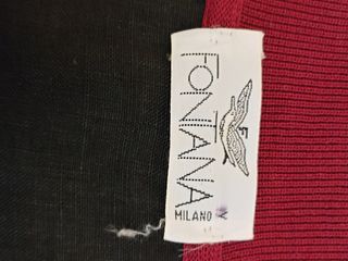 Camicia nera collo rosso