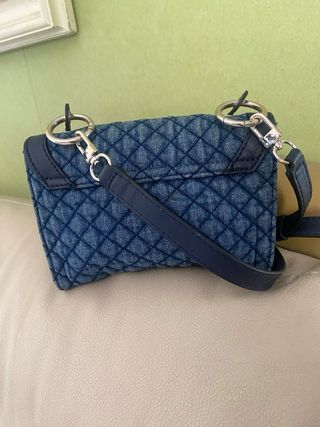 Bolso GUESS Denim y piel azul marino con pedreria.