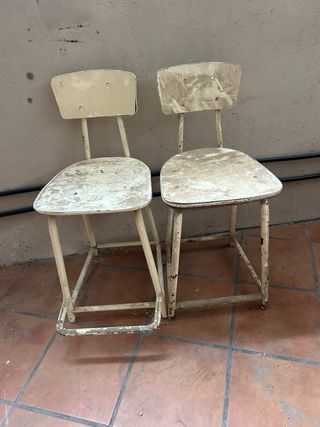 Dos sillas de trabajo antiguas de laboratorio.