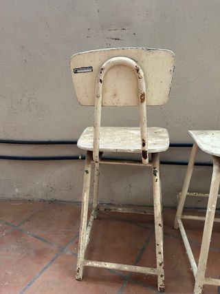 Dos sillas de trabajo antiguas de laboratorio.
