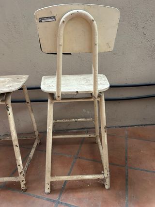Dos sillas de trabajo antiguas de laboratorio.