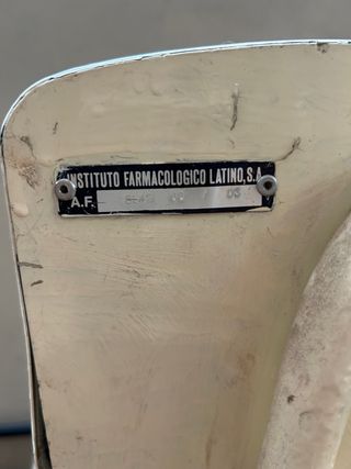 Dos sillas de trabajo antiguas de laboratorio.