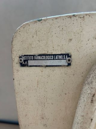 Dos sillas de trabajo antiguas de laboratorio.