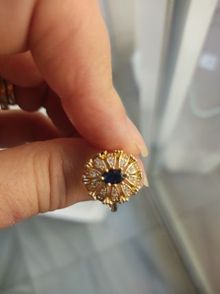 Anillo dorado con y azul, talla 16