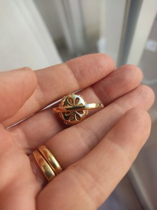 Anillo dorado con y azul, talla 16