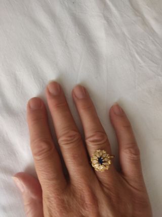Anillo dorado con y azul, talla 16