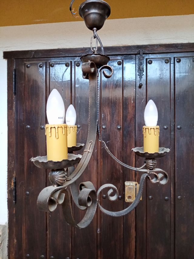 Lámpara techo forja tres brazos negro envejecido