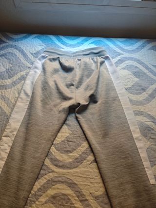 Chándal gris y blanco